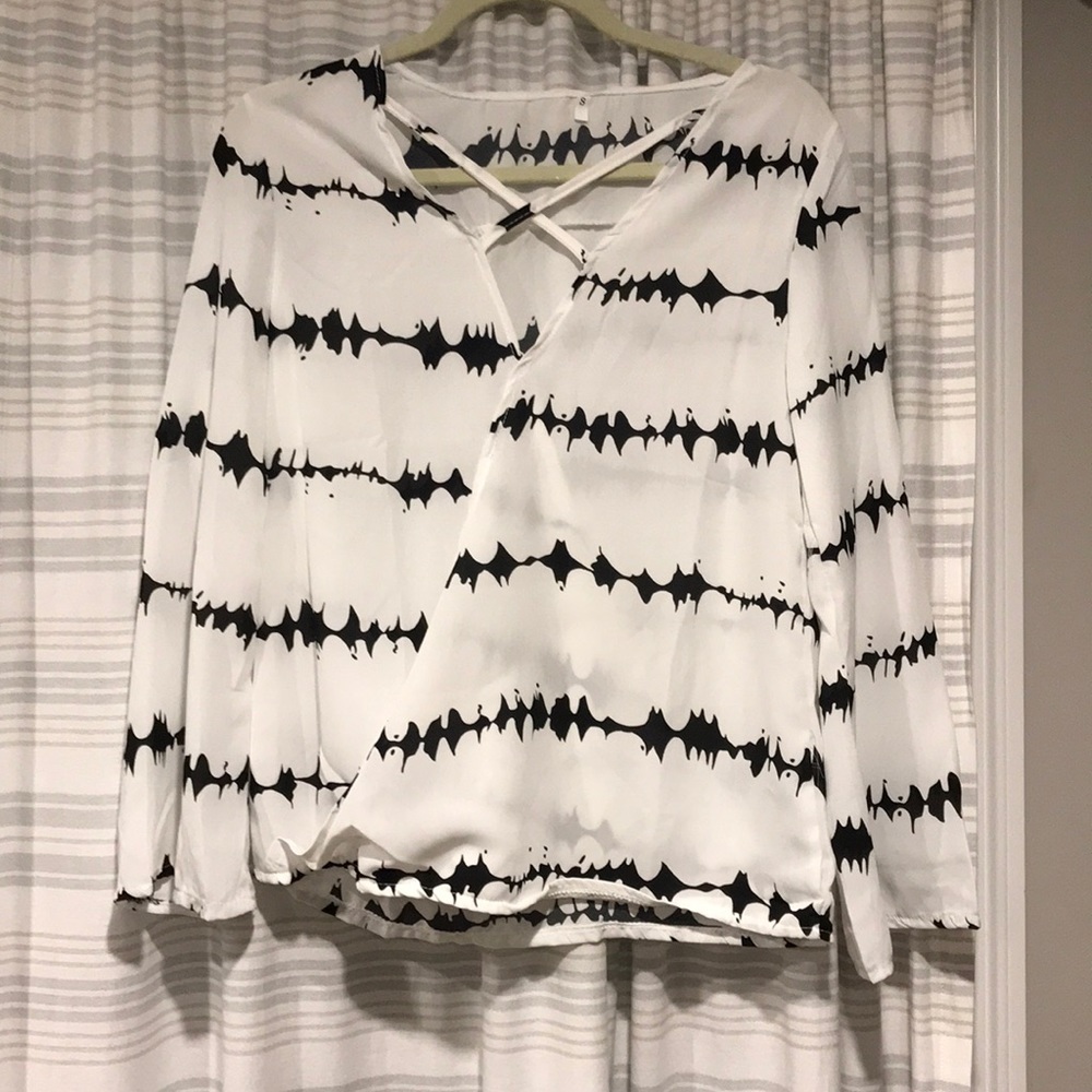 Bell sleeve long sleeve shirt